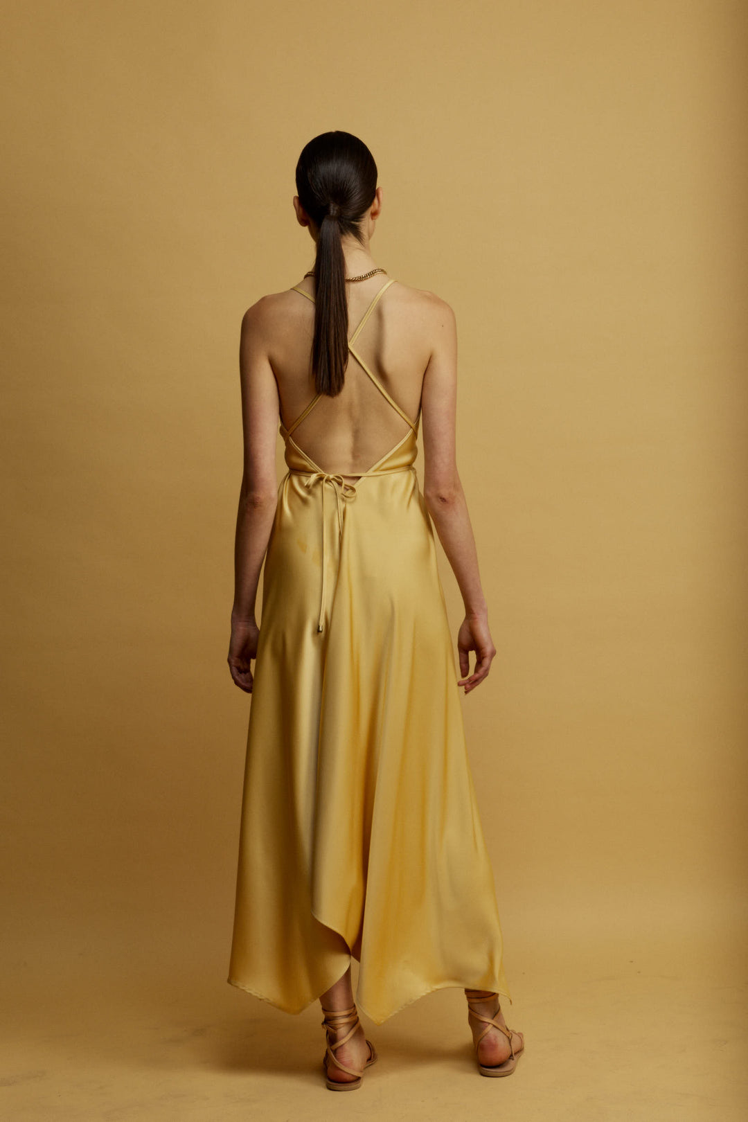Daisy שמלת מידי צהובה עם מפתח ווי וגב פתוח בעלת סיומת א-סימטרית משכית