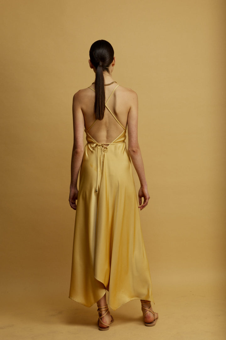 Daisy שמלת מידי צהובה עם מפתח ווי וגב פתוח בעלת סיומת א-סימטרית משכית