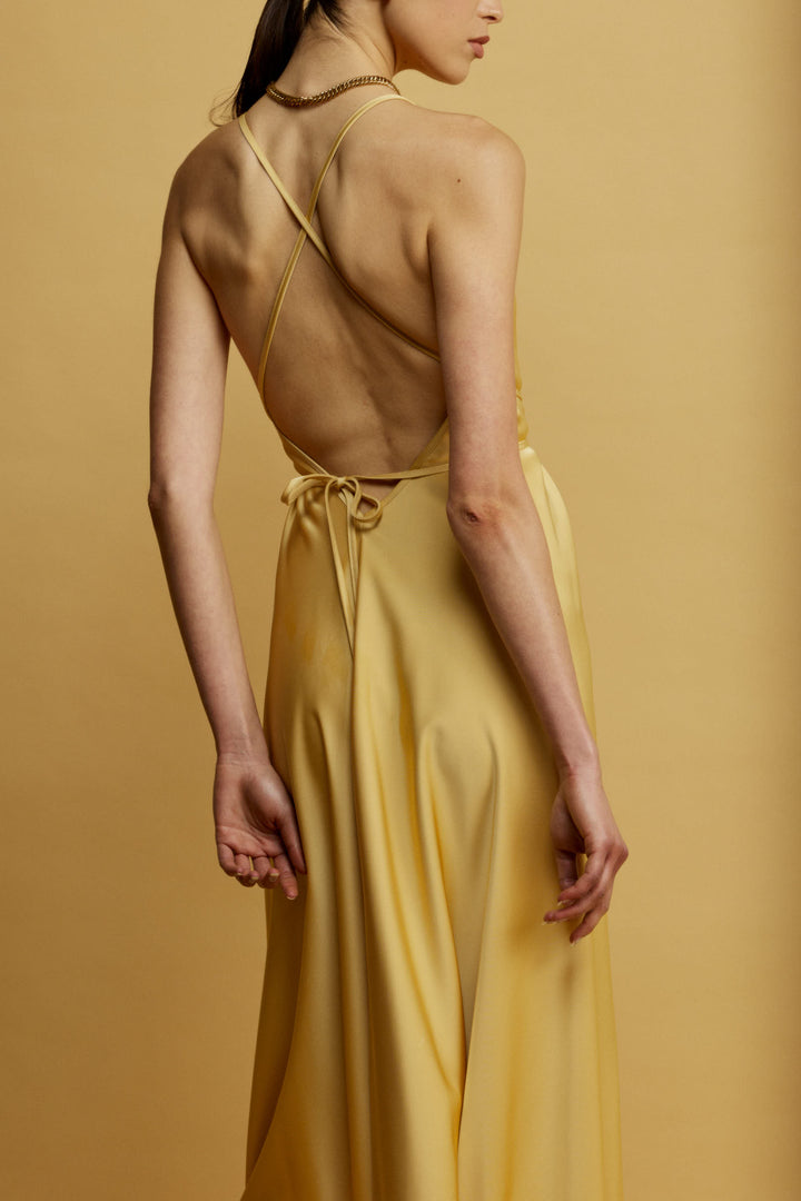 Daisy שמלת מידי צהובה עם מפתח ווי וגב פתוח בעלת סיומת א-סימטרית משכית