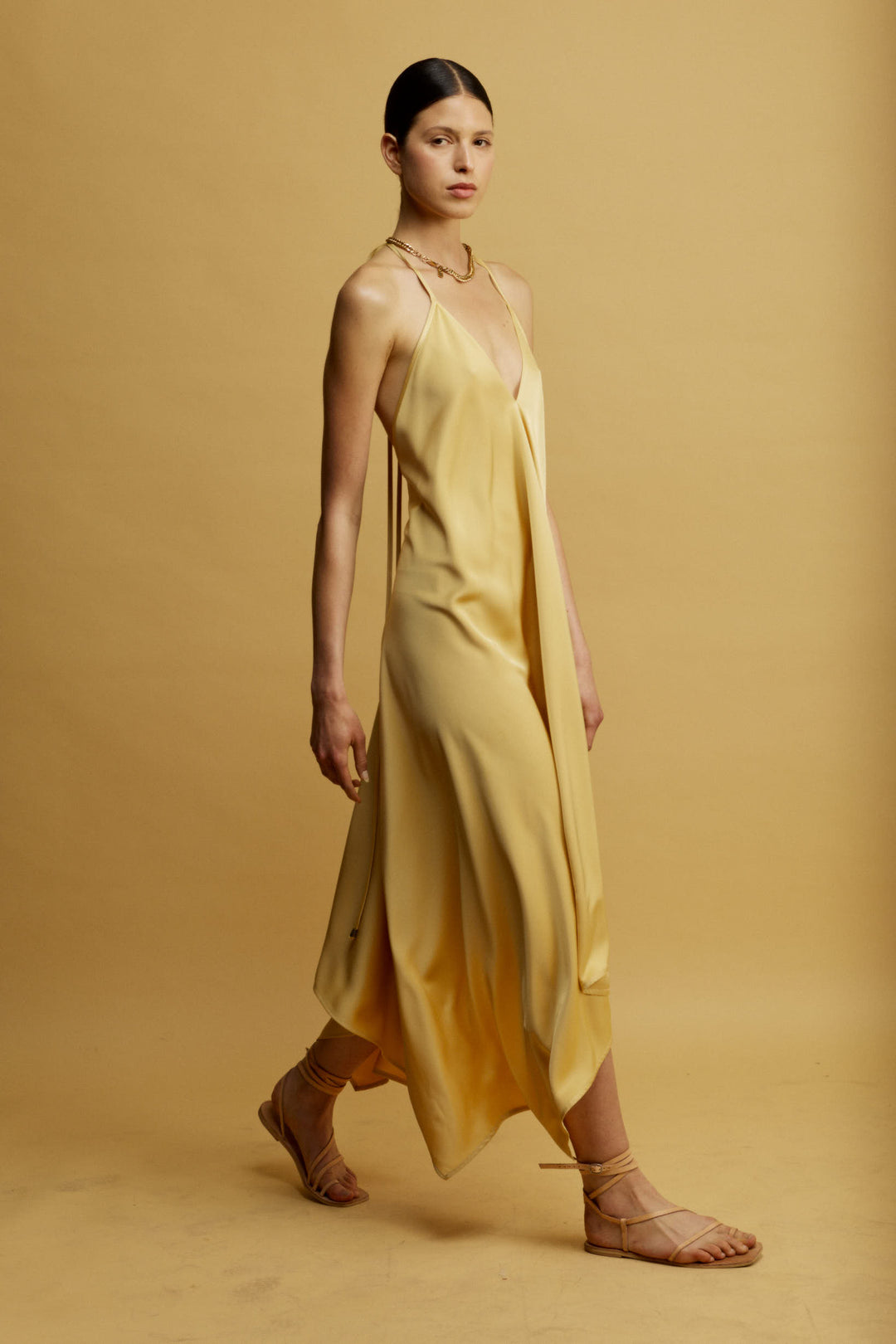 Daisy שמלת מידי צהובה עם מפתח ווי וגב פתוח בעלת סיומת א-סימטרית משכית