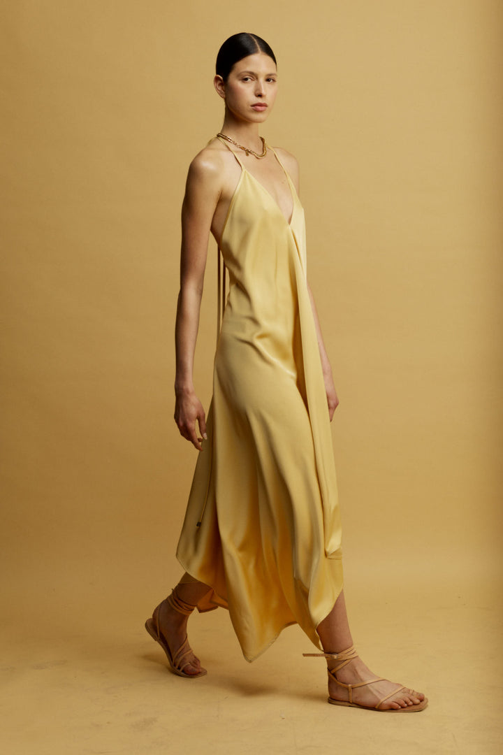 Daisy שמלת מידי צהובה עם מפתח ווי וגב פתוח בעלת סיומת א-סימטרית משכית