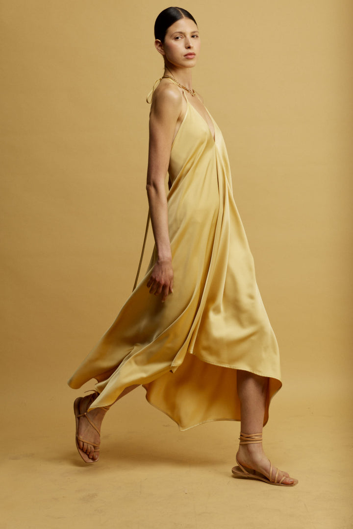 Daisy שמלת מידי צהובה עם מפתח ווי וגב פתוח בעלת סיומת א-סימטרית משכית