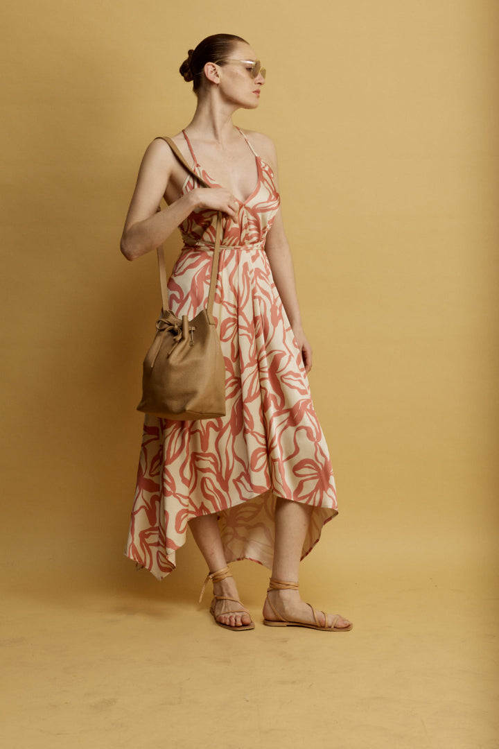 Daisy שמלת מידי ורודה עם מפתח ווי וגב פתוח בעלת סיומת א-סימטרית משכית