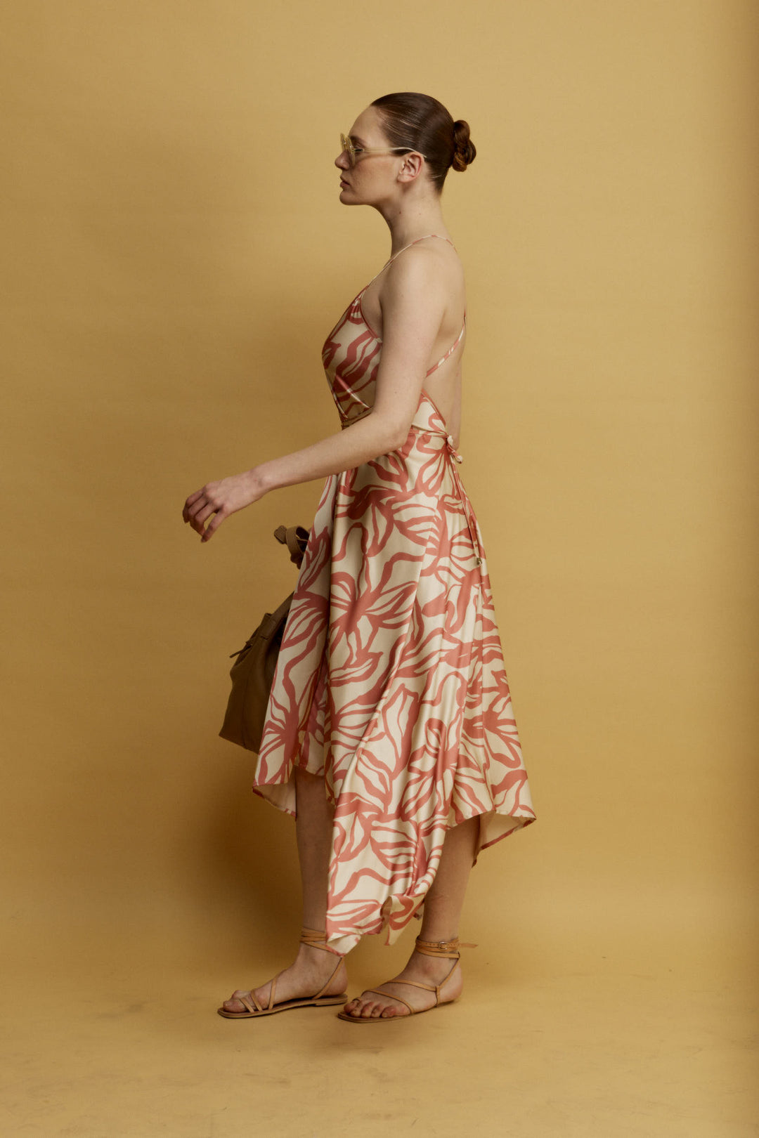 Daisy שמלת מידי ורודה עם מפתח ווי וגב פתוח בעלת סיומת א-סימטרית משכית