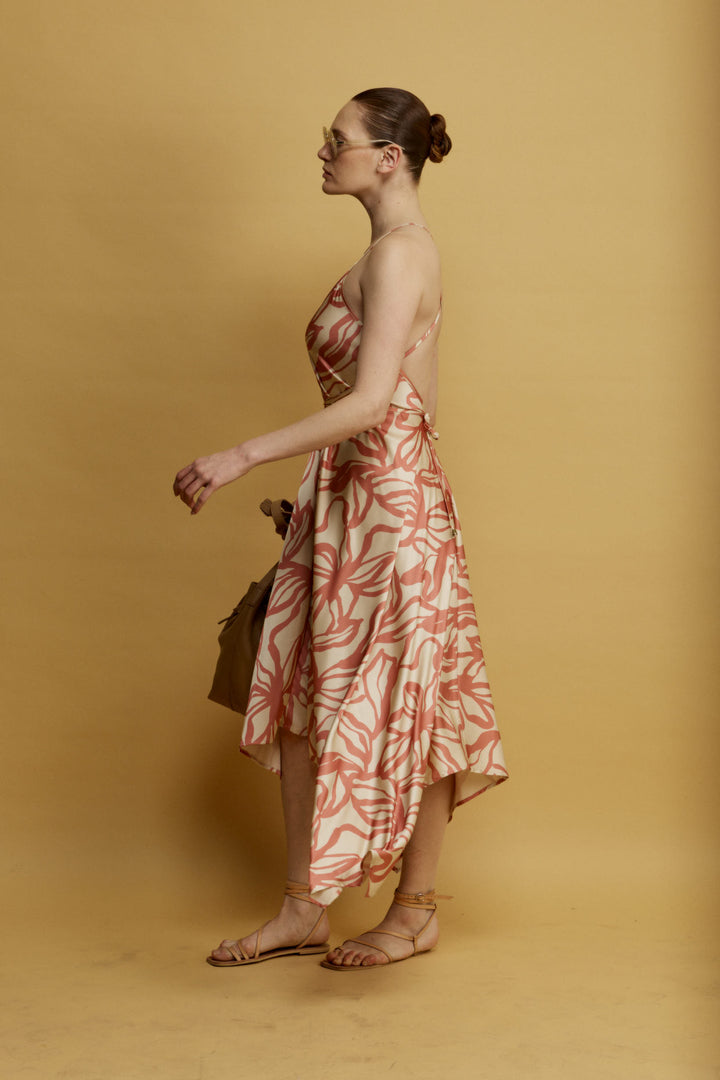 Daisy שמלת מידי ורודה עם מפתח ווי וגב פתוח בעלת סיומת א-סימטרית משכית