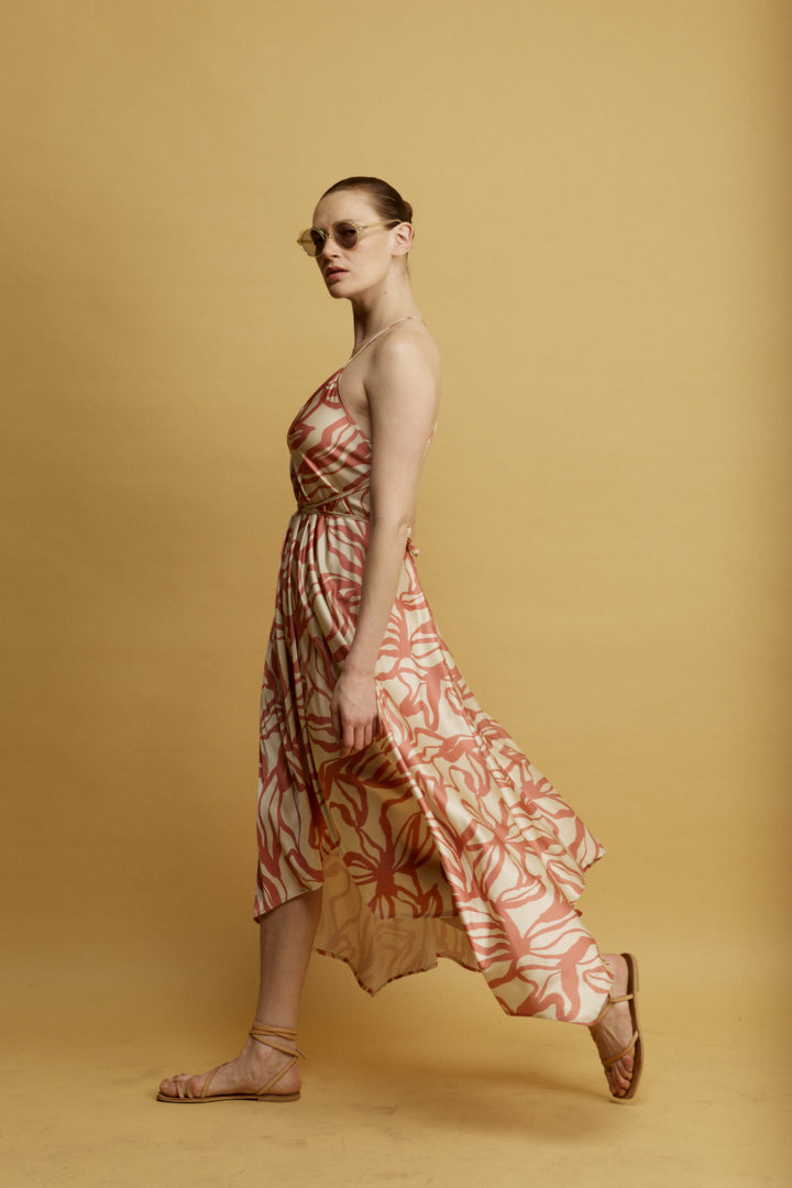 Daisy שמלת מידי ורודה עם מפתח ווי וגב פתוח בעלת סיומת א-סימטרית משכית