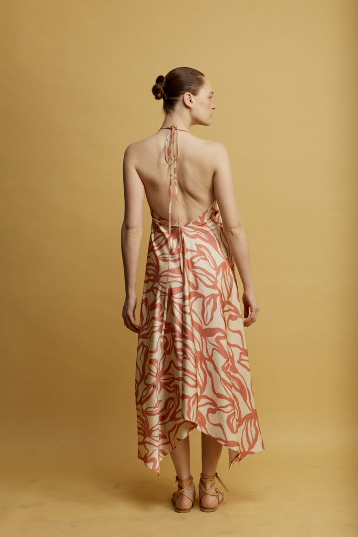 Daisy שמלת מידי ורודה עם מפתח ווי וגב פתוח בעלת סיומת א-סימטרית משכית