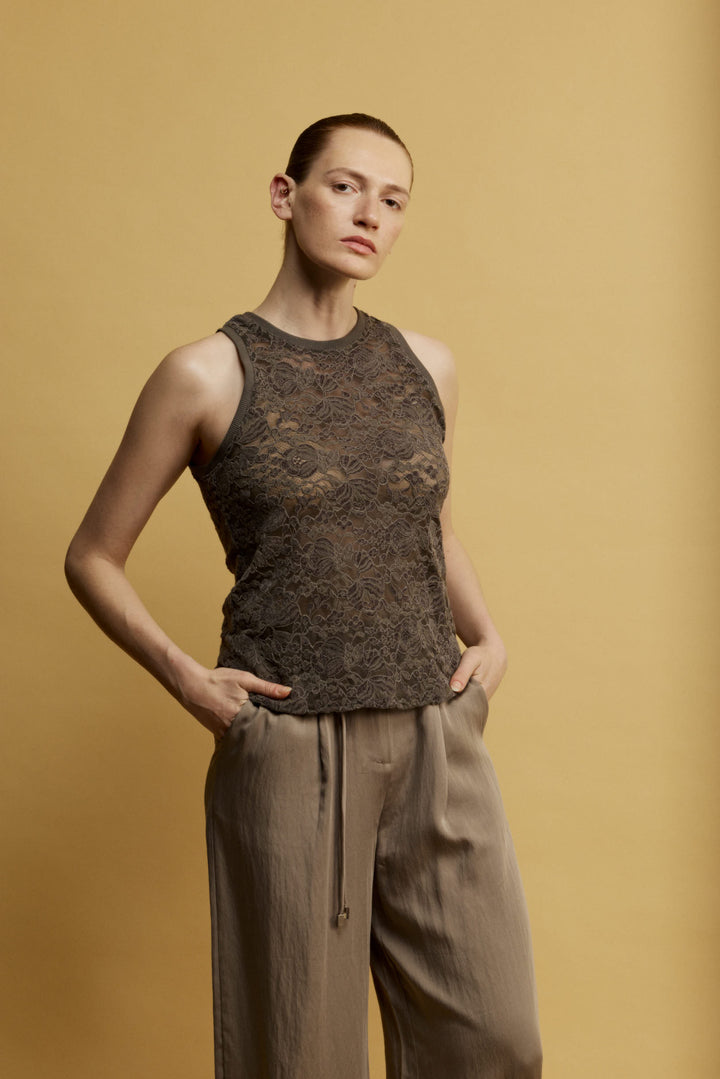 Lulu גופיה אפורה עם מפתח עגול מבד המשלב תחרה וקטיפה משכית