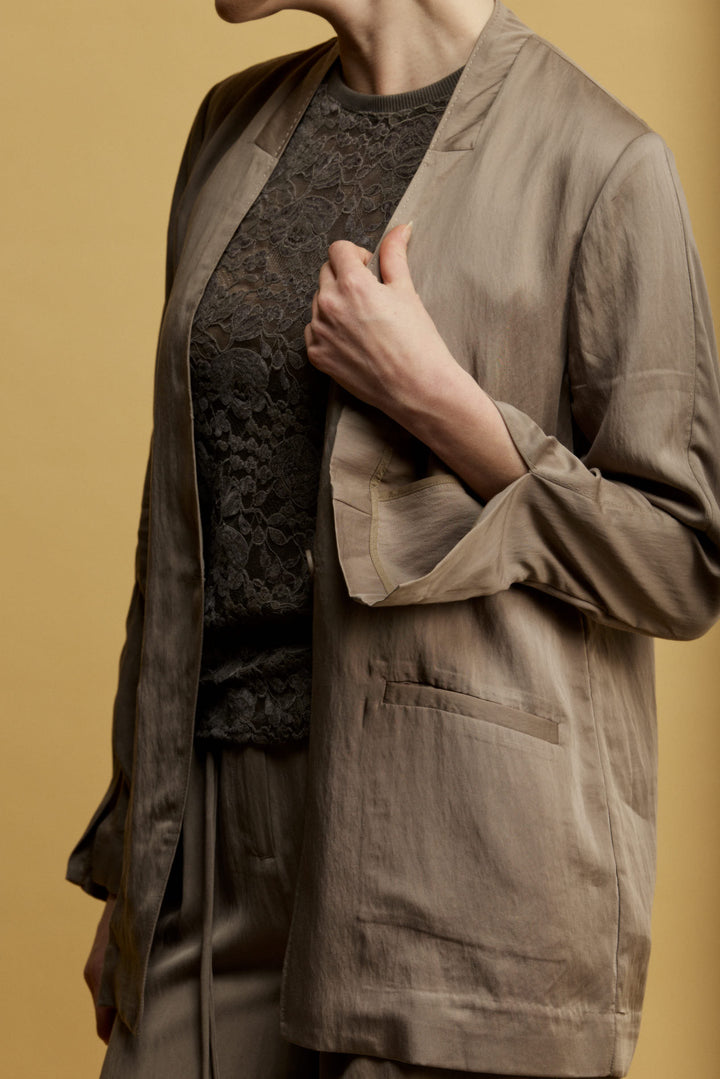 Lulu גופיה אפורה עם מפתח עגול מבד המשלב תחרה וקטיפה משכית