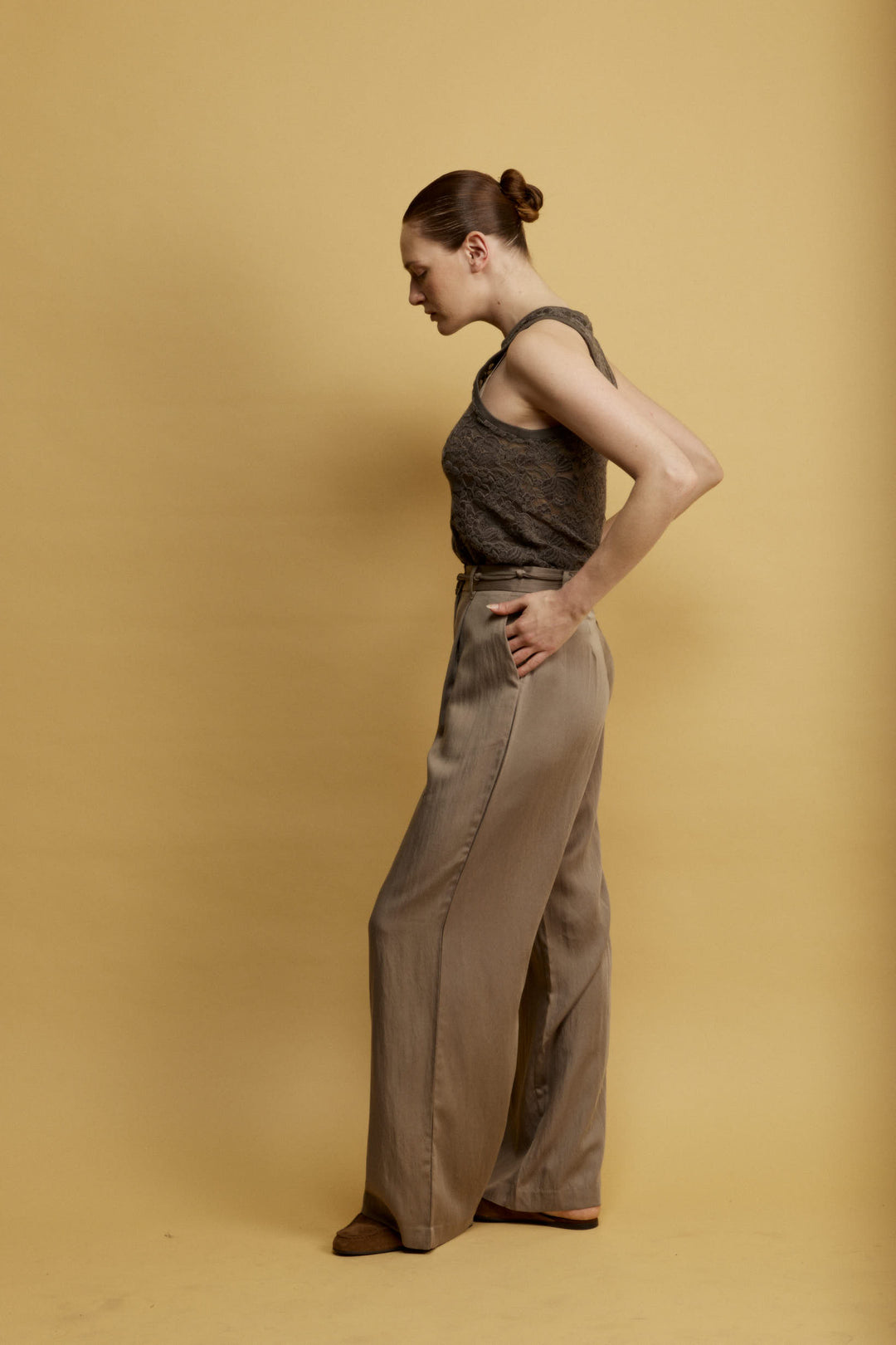 Lulu גופיה אפורה עם מפתח עגול מבד המשלב תחרה וקטיפה משכית