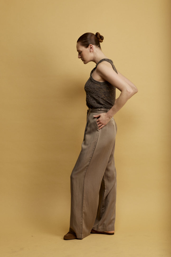 Lulu גופיה אפורה עם מפתח עגול מבד המשלב תחרה וקטיפה משכית