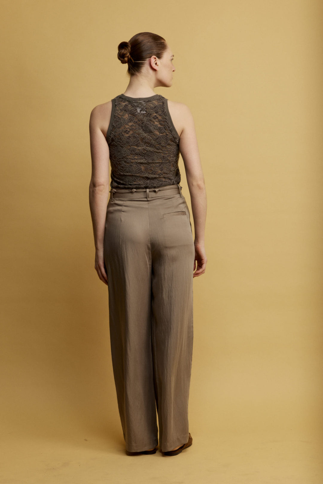 Lulu גופיה אפורה עם מפתח עגול מבד המשלב תחרה וקטיפה משכית