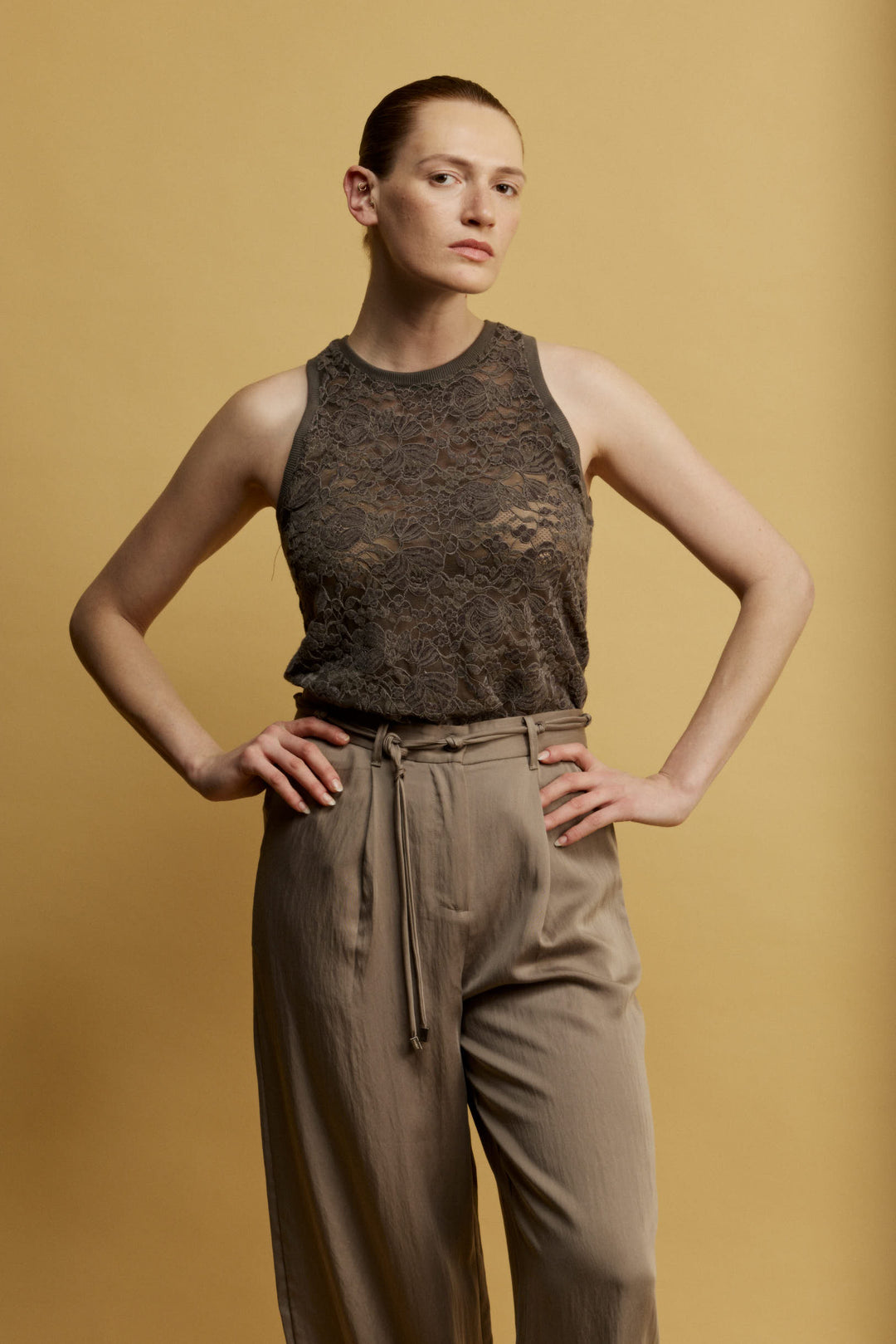 Lulu גופיה אפורה עם מפתח עגול מבד המשלב תחרה וקטיפה משכית