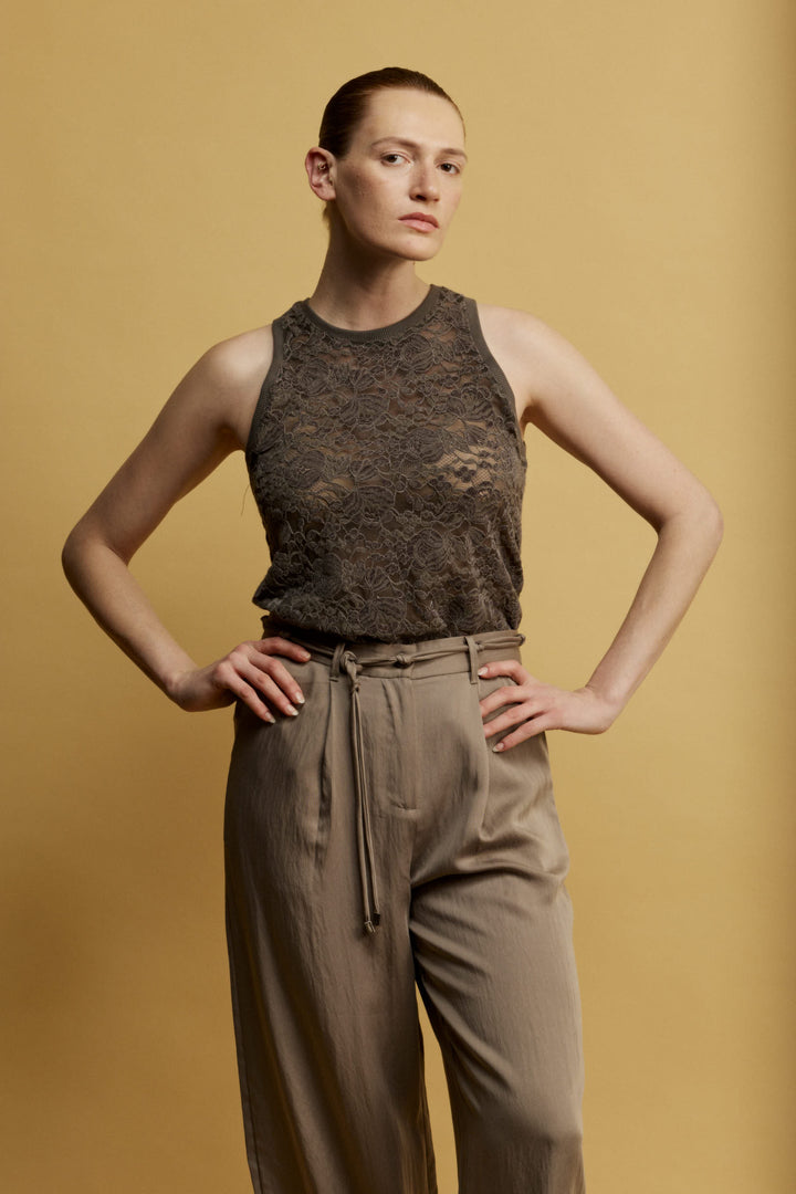 Lulu גופיה אפורה עם מפתח עגול מבד המשלב תחרה וקטיפה משכית