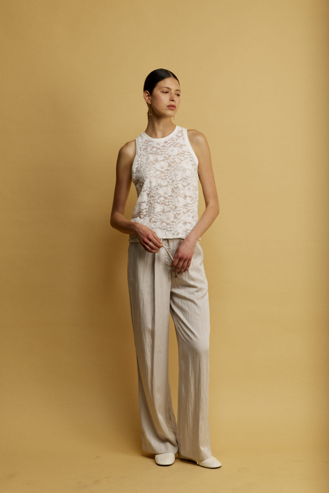 Lulu גופיה לבנה עם מפתח עגול מבד המשלב תחרה וקטיפה משכית