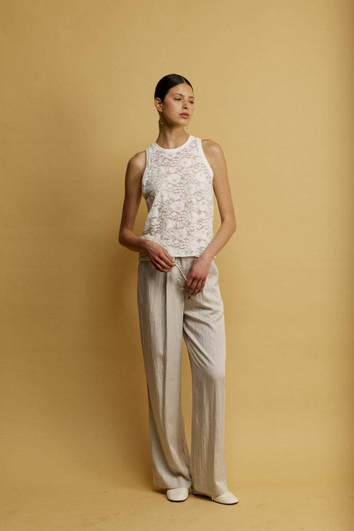 Lulu גופיה לבנה עם מפתח עגול מבד המשלב תחרה וקטיפה משכית