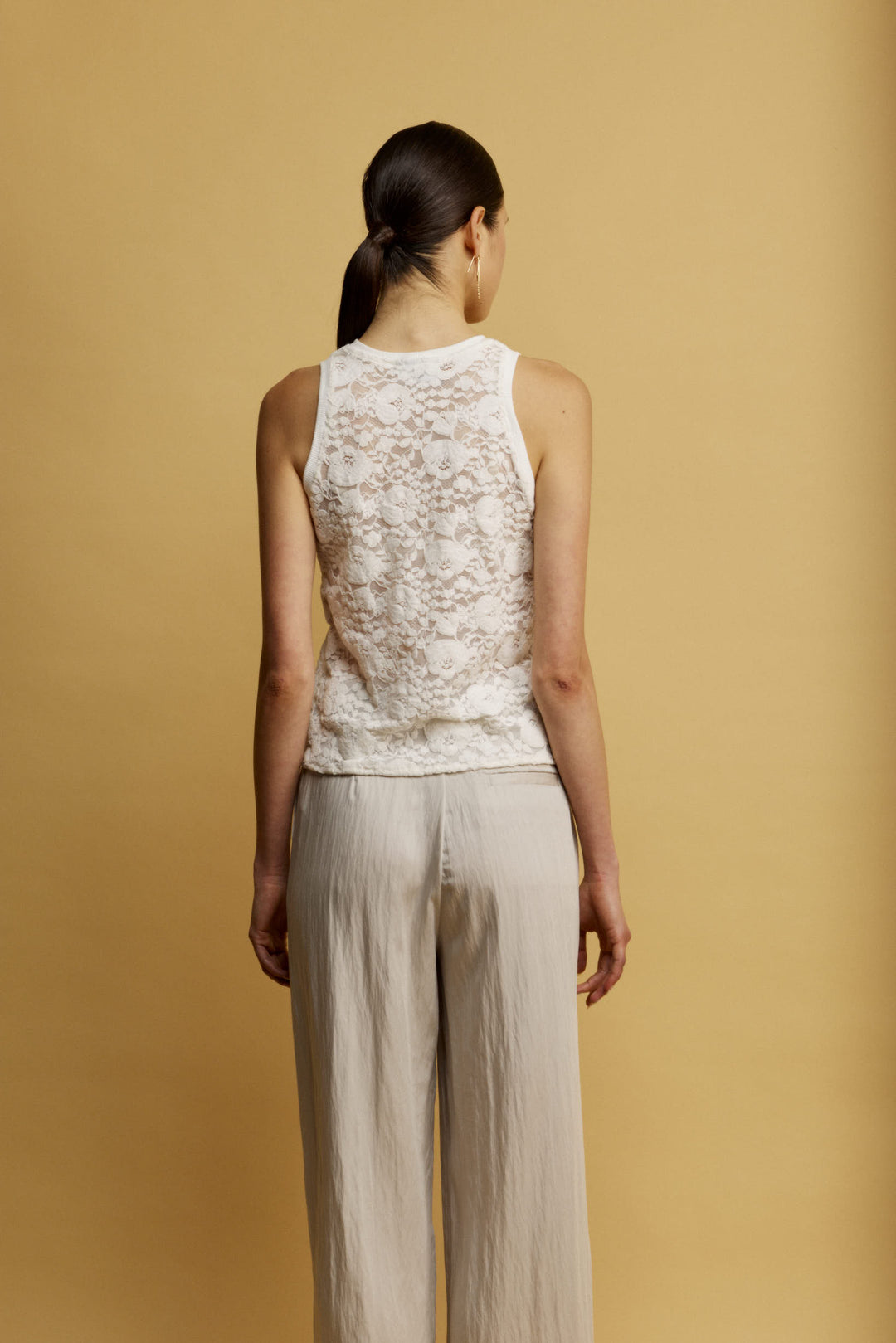 Lulu גופיה לבנה עם מפתח עגול מבד המשלב תחרה וקטיפה משכית