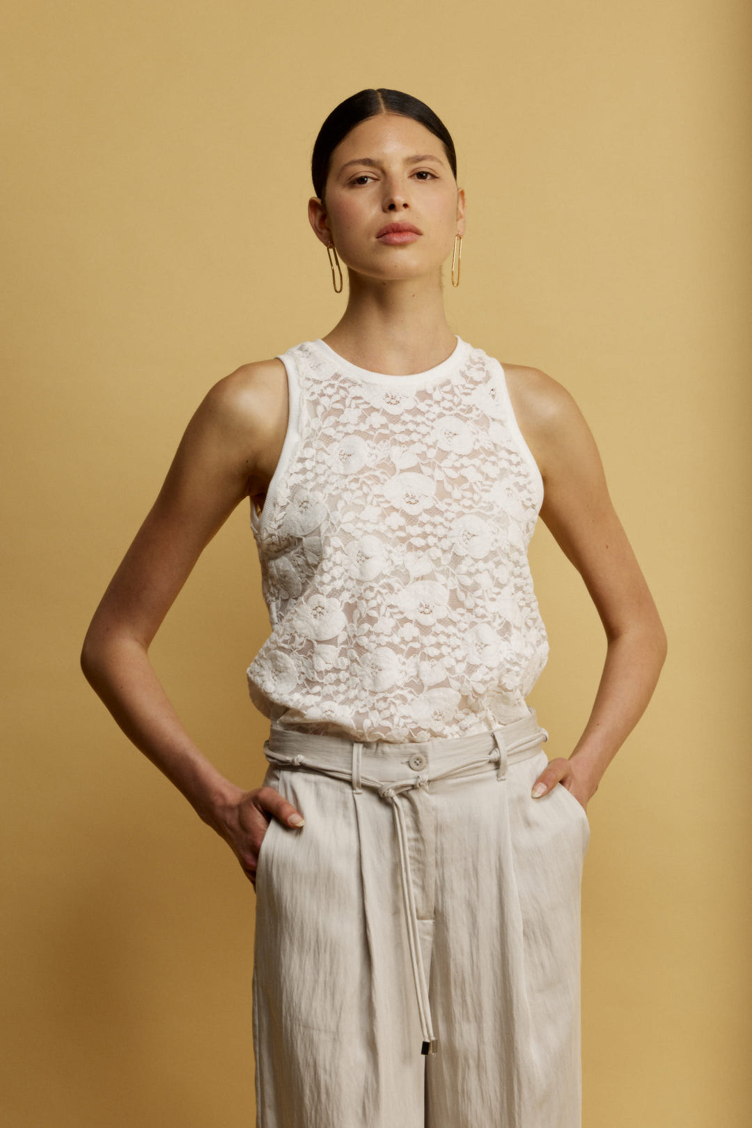 Lulu גופיה לבנה עם מפתח עגול מבד המשלב תחרה וקטיפה משכית