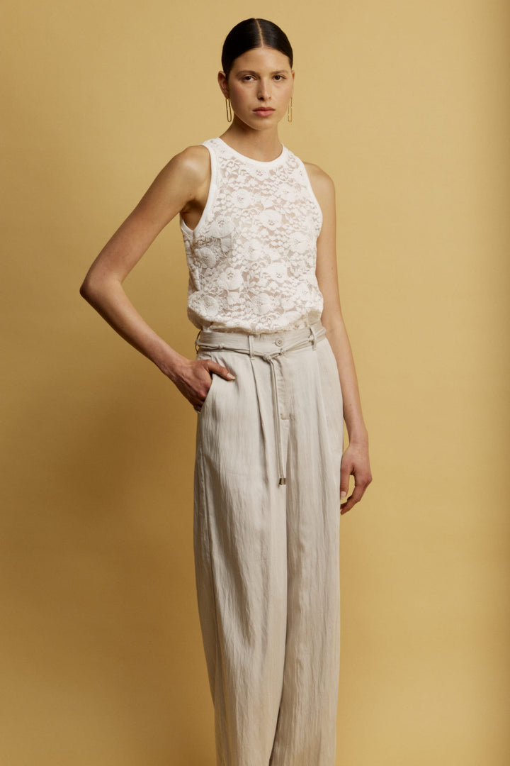 Lulu גופיה לבנה עם מפתח עגול מבד המשלב תחרה וקטיפה משכית