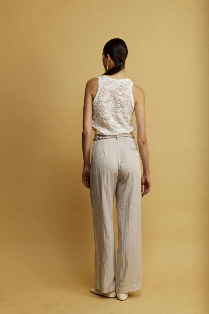 Lulu גופיה לבנה עם מפתח עגול מבד המשלב תחרה וקטיפה משכית