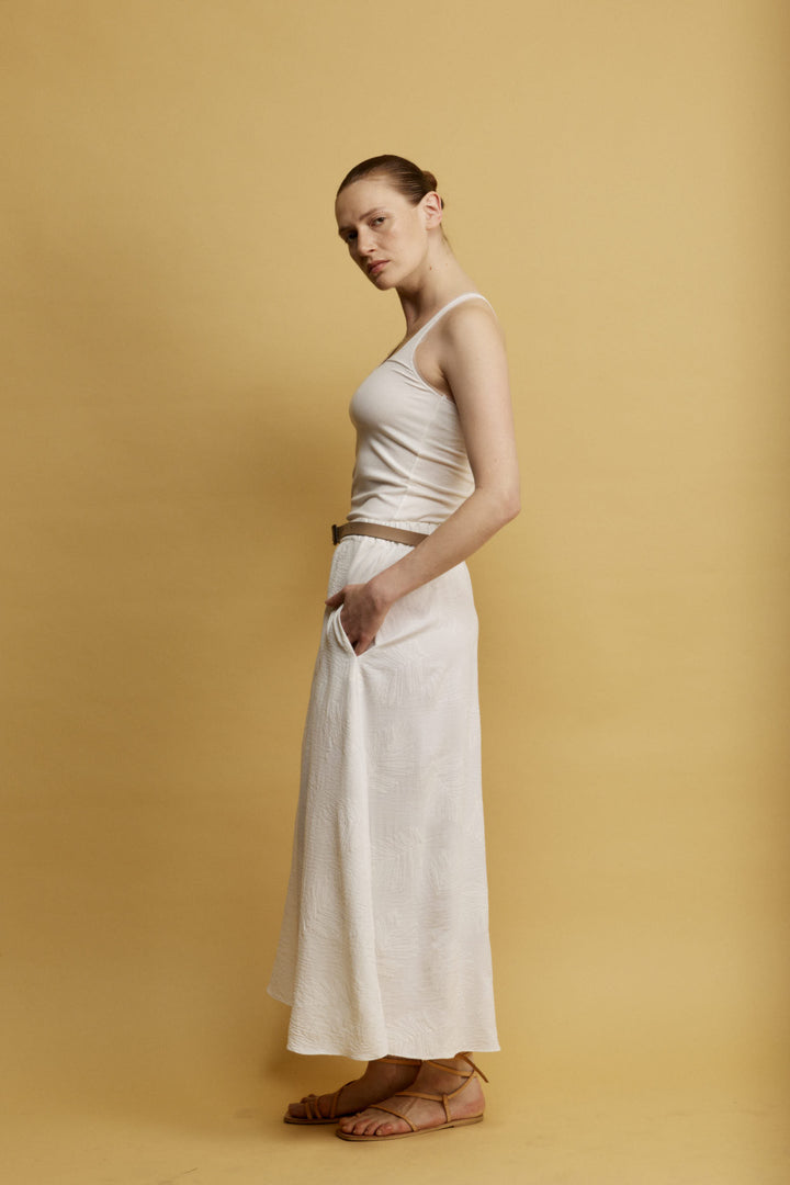 Pearl גופיית ריב לבנה מבד נעים בעלת רצועות טול עדינות באזור המפתח והגב משכית