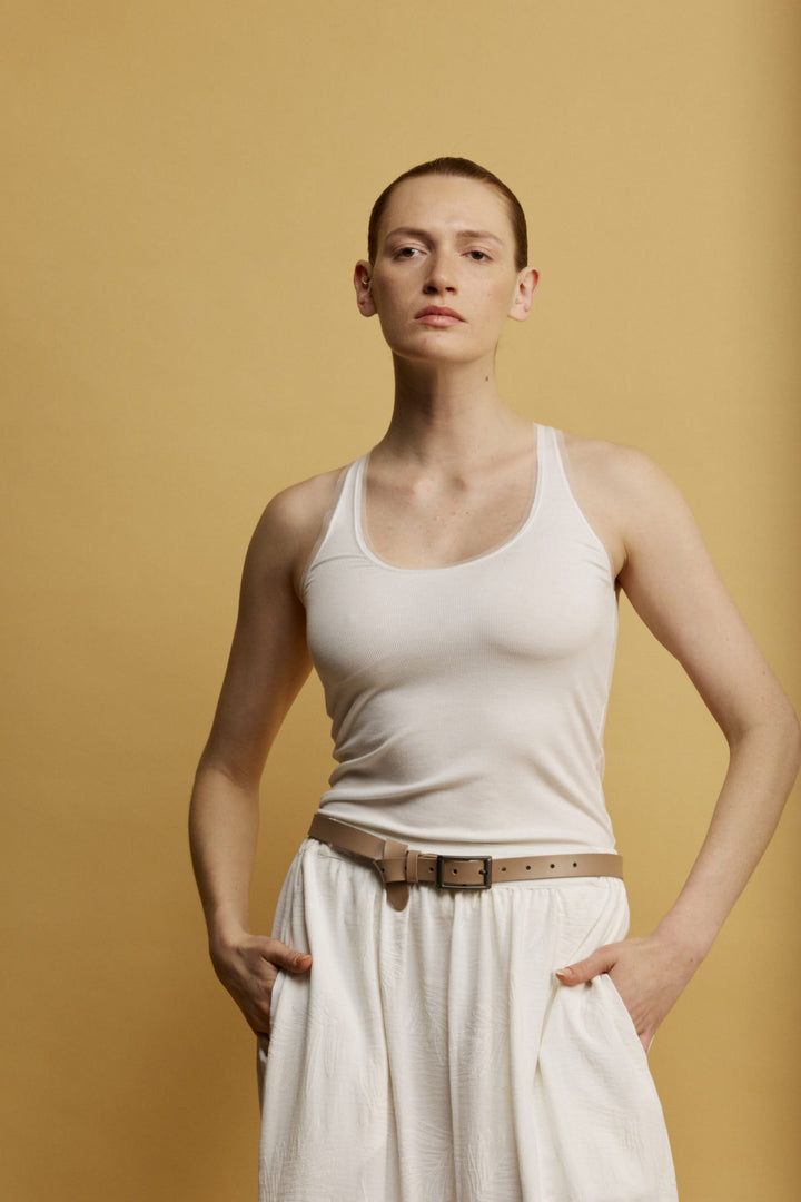 Pearl גופיית ריב לבנה מבד נעים בעלת רצועות טול עדינות באזור המפתח והגב משכית