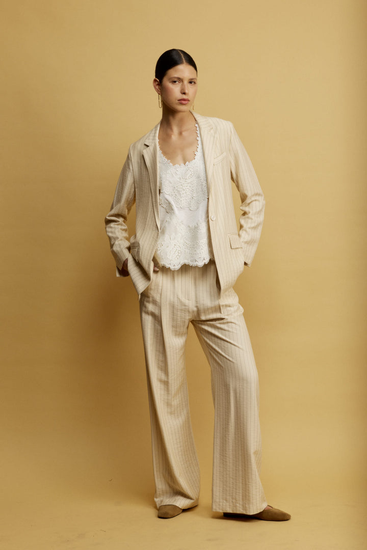 Mark מכנס מחוייט צהוב חמאה בגזרה ישרה ומותן גבוהה בעלת דוגמת פסים עדינה משכית