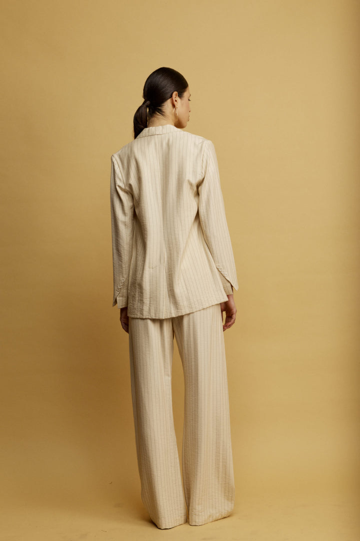 Mark מכנס מחוייט צהוב חמאה בגזרה ישרה ומותן גבוהה בעלת דוגמת פסים עדינה משכית