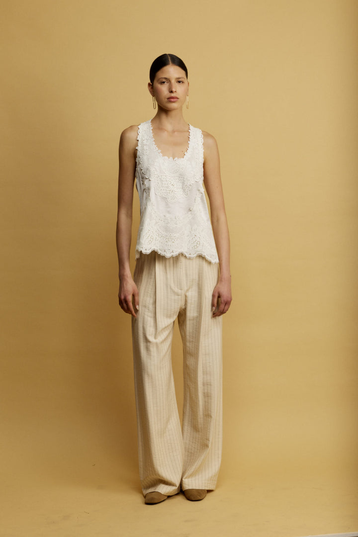 Mark מכנס מחוייט צהוב חמאה בגזרה ישרה ומותן גבוהה בעלת דוגמת פסים עדינה משכית