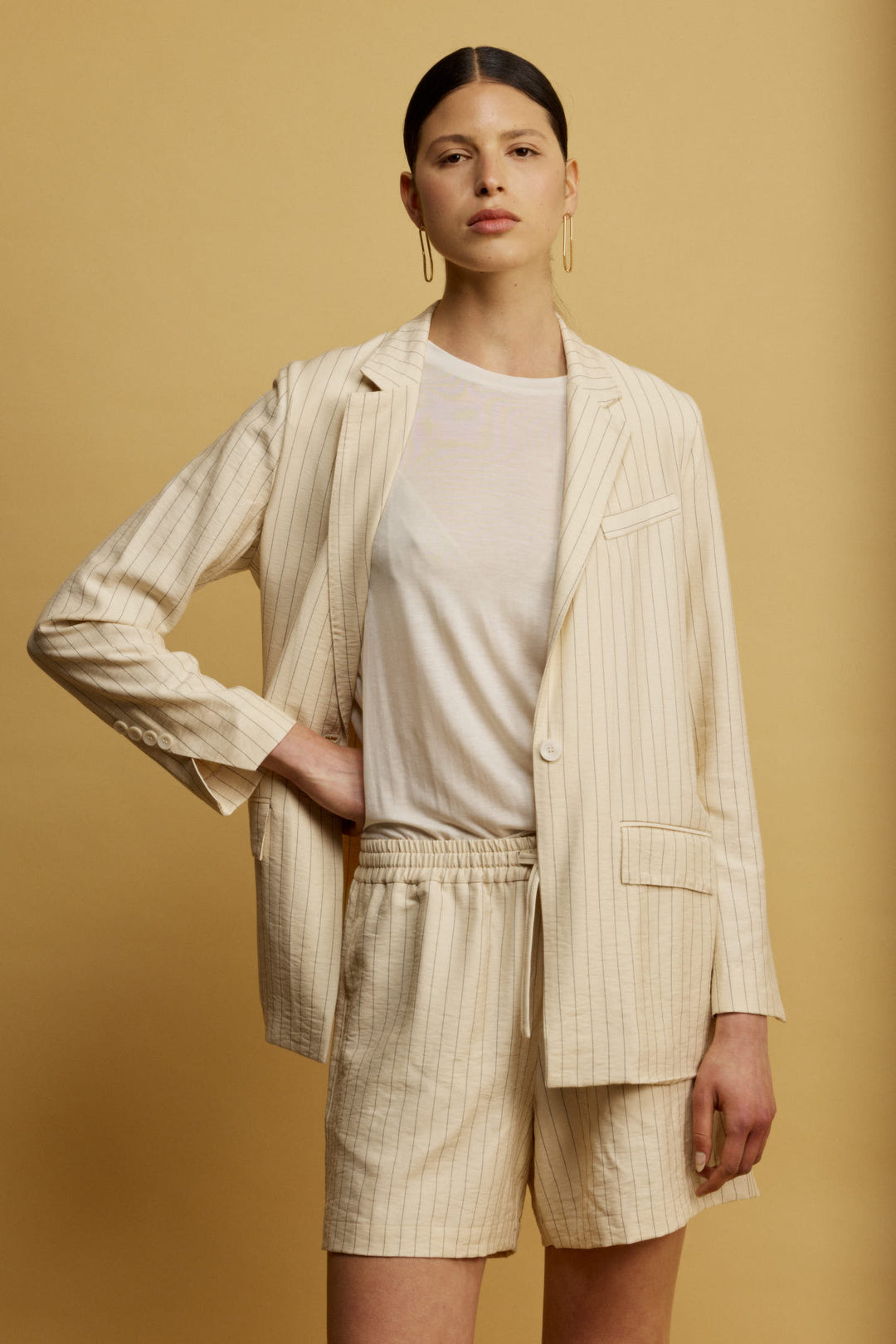 Nemo מכנס קצר צהוב חמאה בגזרת שורטס קלאסי מבד נעים וקליל בעל דוגמאת פסים עדינה משכית