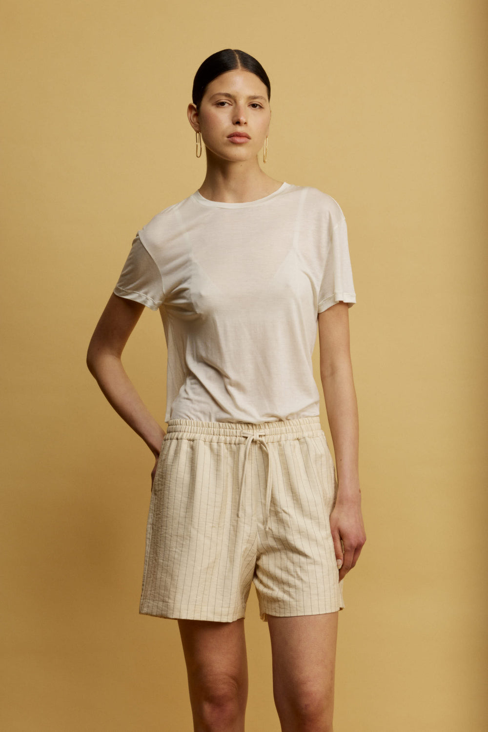 Nemo מכנס קצר צהוב חמאה בגזרת שורטס קלאסי מבד נעים וקליל בעל דוגמאת פסים עדינה משכית