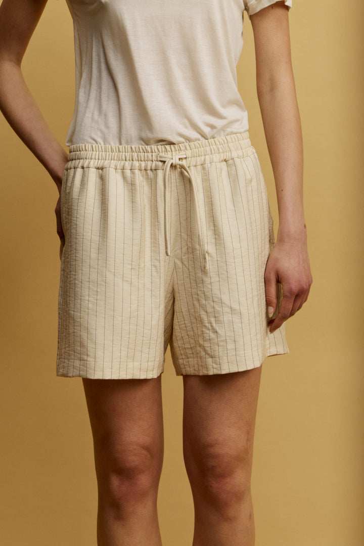 Nemo מכנס קצר צהוב חמאה בגזרת שורטס קלאסי מבד נעים וקליל בעל דוגמאת פסים עדינה משכית