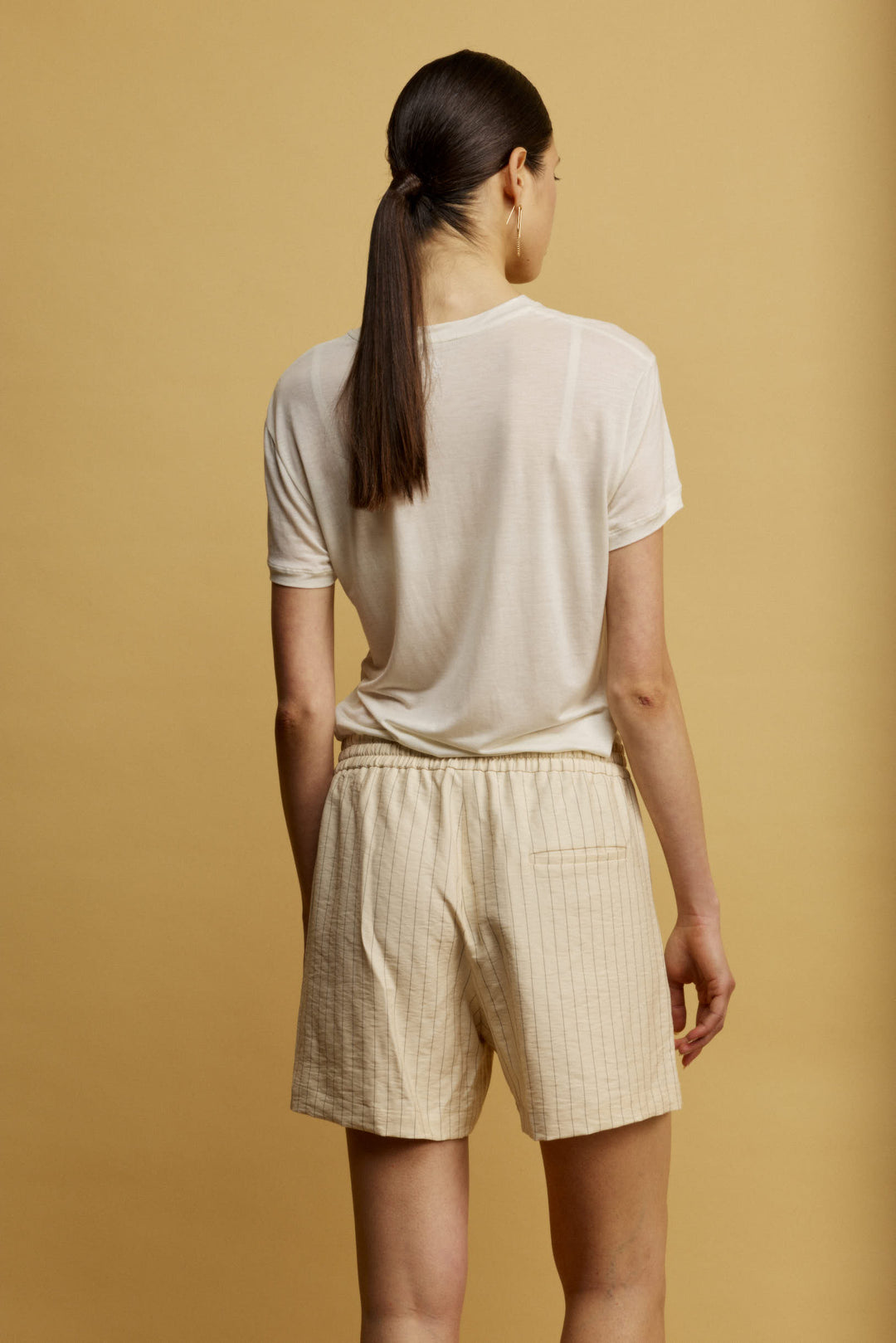 Nemo מכנס קצר צהוב חמאה בגזרת שורטס קלאסי מבד נעים וקליל בעל דוגמאת פסים עדינה משכית