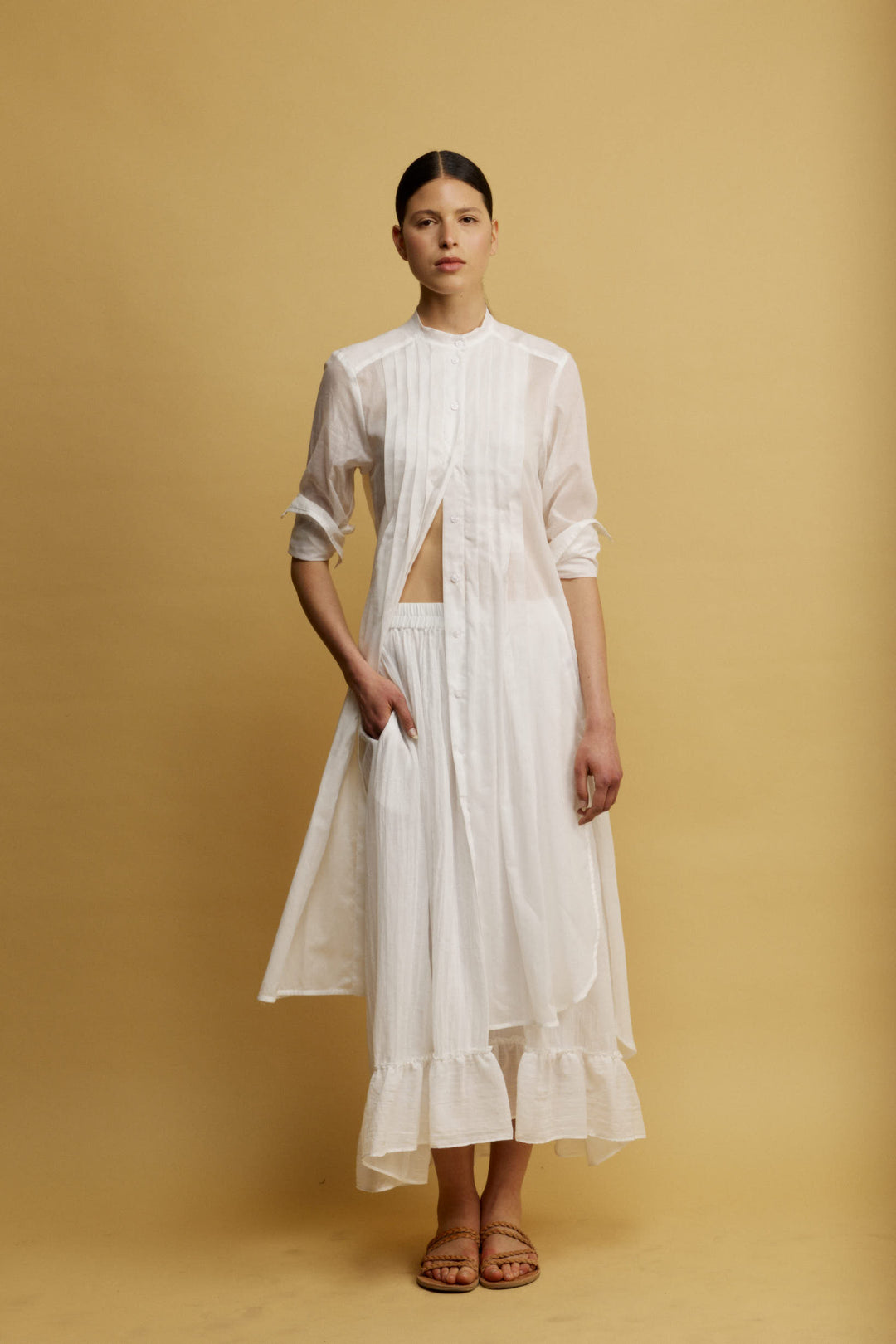 Roly חצאית מידי לבנה בעלת כיסים וסיומת מלמלה א-סימטרית מבד נעים משכית