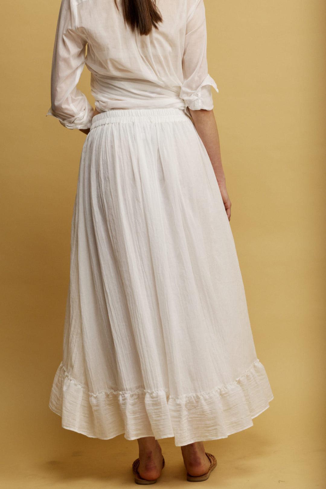 Roly חצאית מידי לבנה בעלת כיסים וסיומת מלמלה א-סימטרית מבד נעים משכית