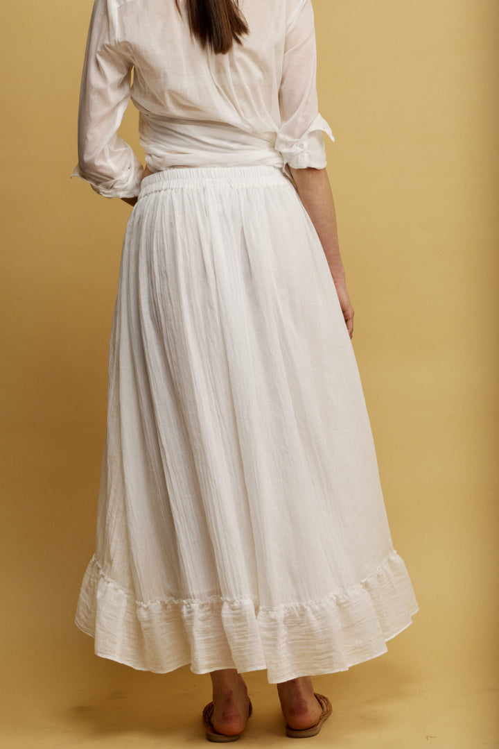 Roly חצאית מידי לבנה בעלת כיסים וסיומת מלמלה א-סימטרית מבד נעים משכית