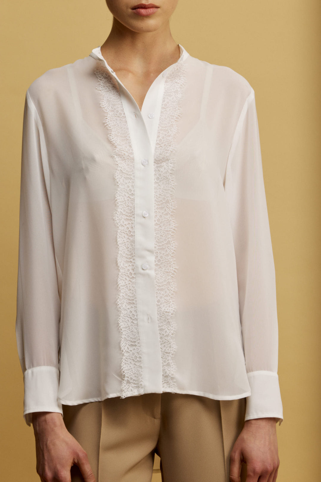 Suka מכופתרת לבנה בגזרה קלאסית מבד שקפקף ודיטייל תחרה משכית