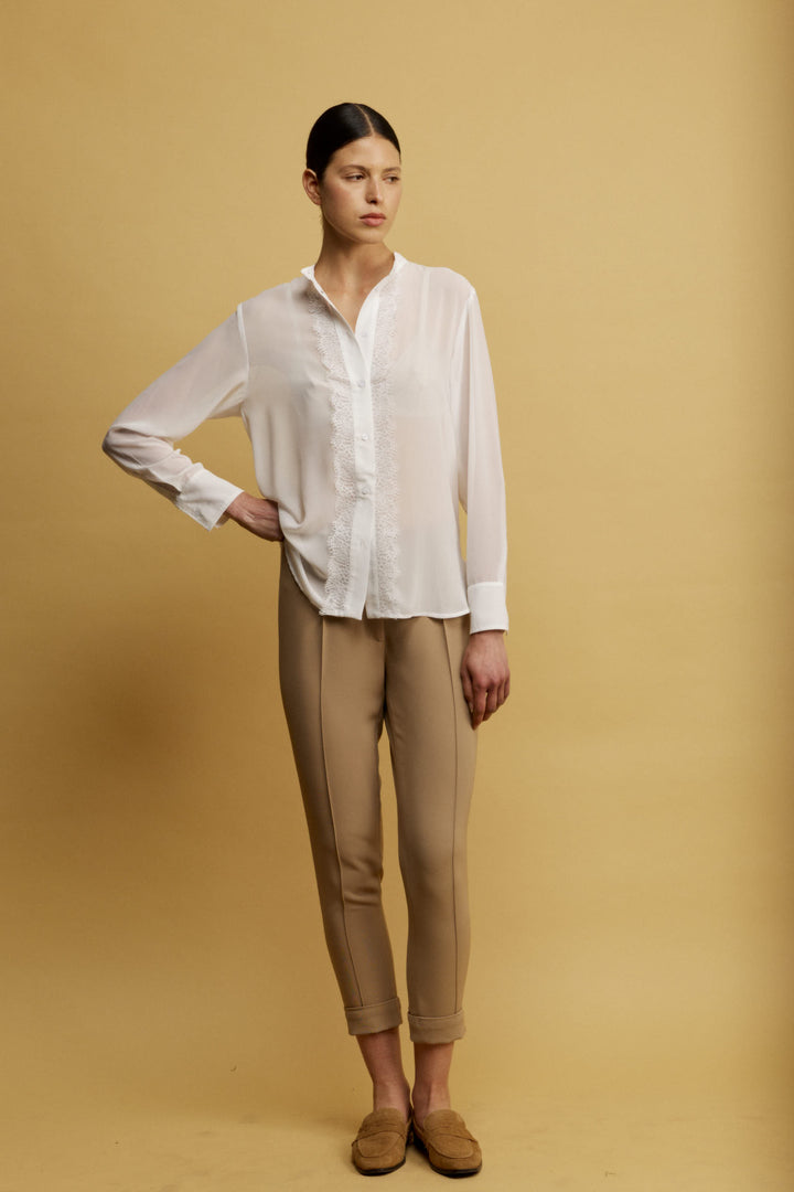 Suka מכופתרת לבנה בגזרה קלאסית מבד שקפקף ודיטייל תחרה משכית