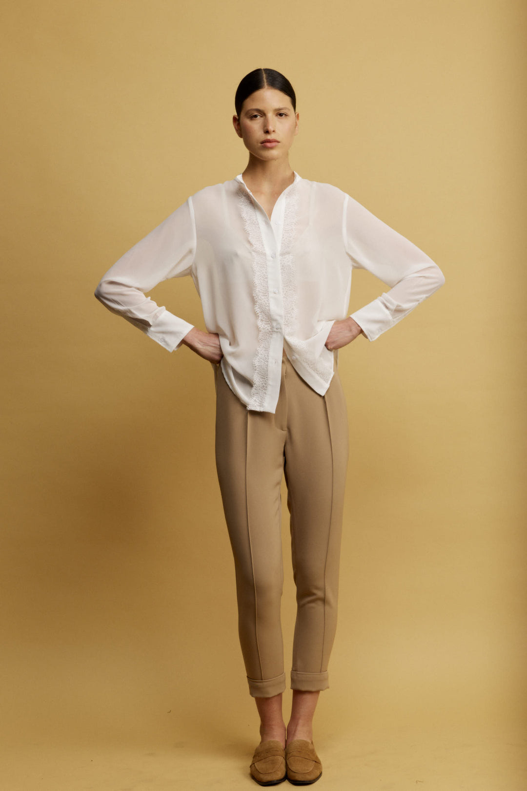 Suka מכופתרת לבנה בגזרה קלאסית מבד שקפקף ודיטייל תחרה משכית