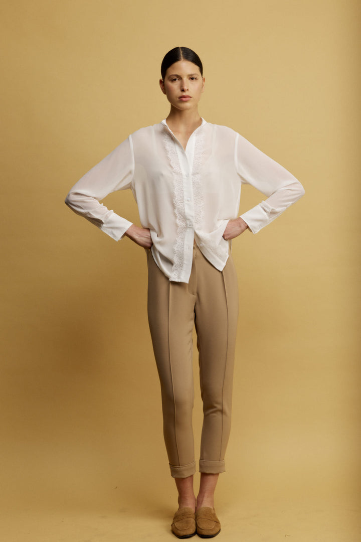 Suka מכופתרת לבנה בגזרה קלאסית מבד שקפקף ודיטייל תחרה משכית