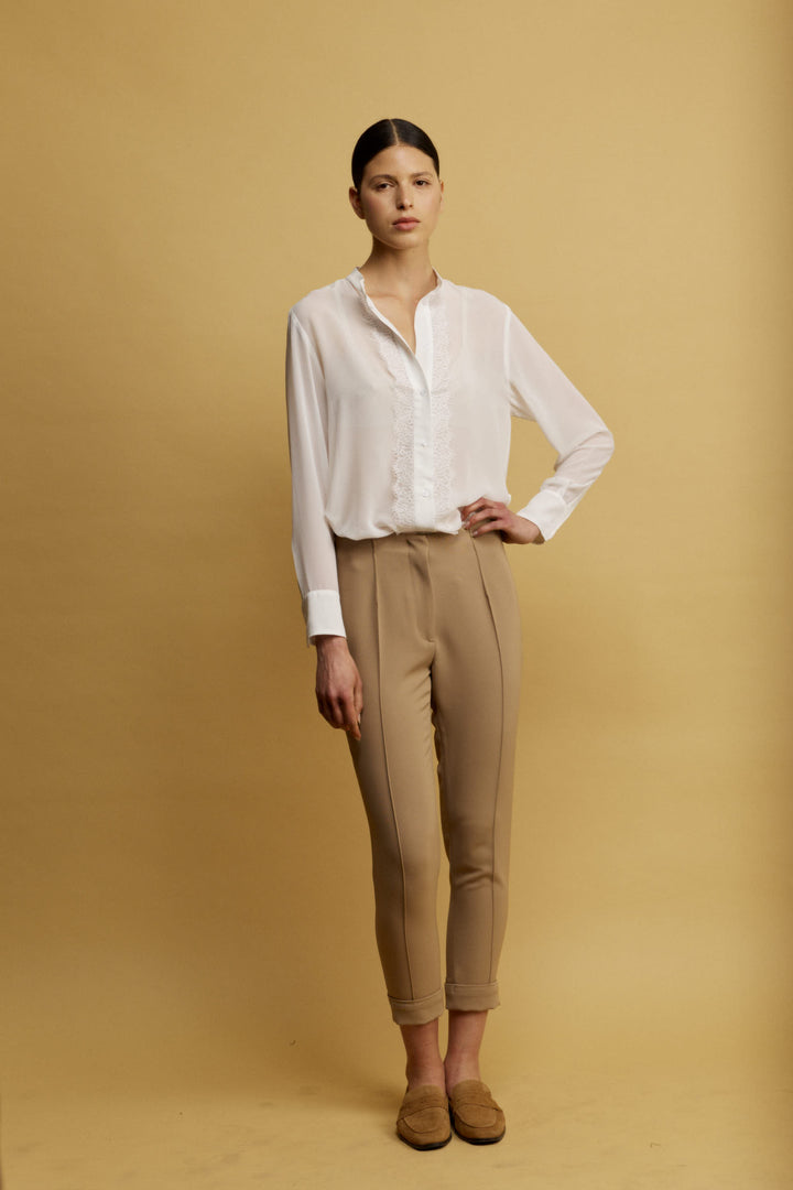 Suka מכופתרת לבנה בגזרה קלאסית מבד שקפקף ודיטייל תחרה משכית