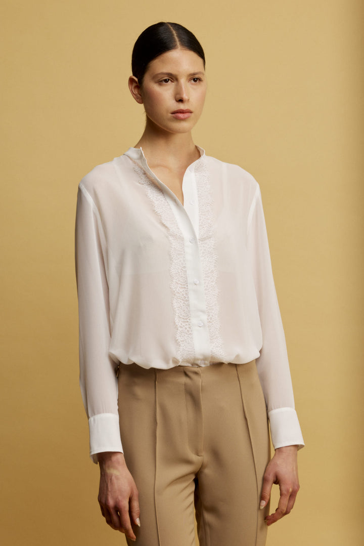 Suka מכופתרת לבנה בגזרה קלאסית מבד שקפקף ודיטייל תחרה משכית