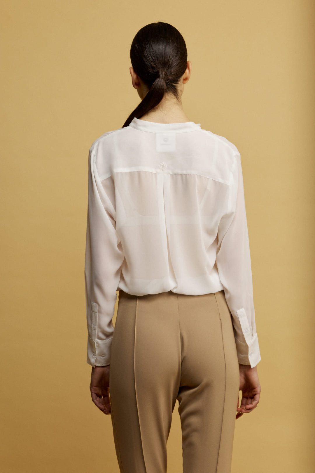 Suka מכופתרת לבנה בגזרה קלאסית מבד שקפקף ודיטייל תחרה משכית