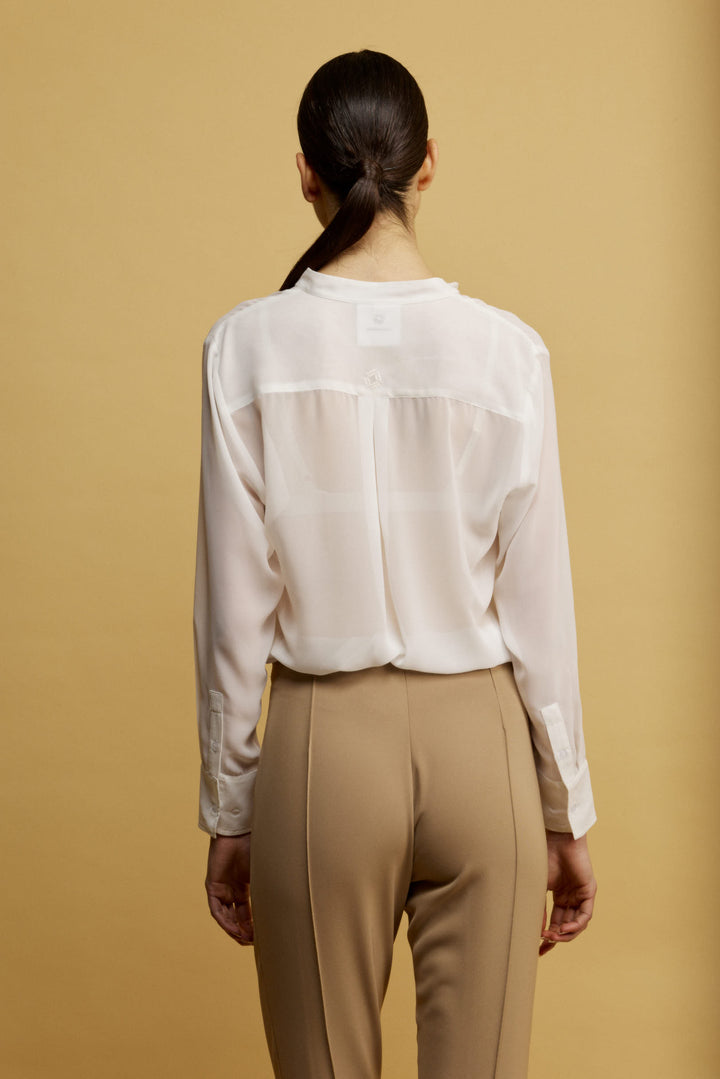 Suka מכופתרת לבנה בגזרה קלאסית מבד שקפקף ודיטייל תחרה משכית