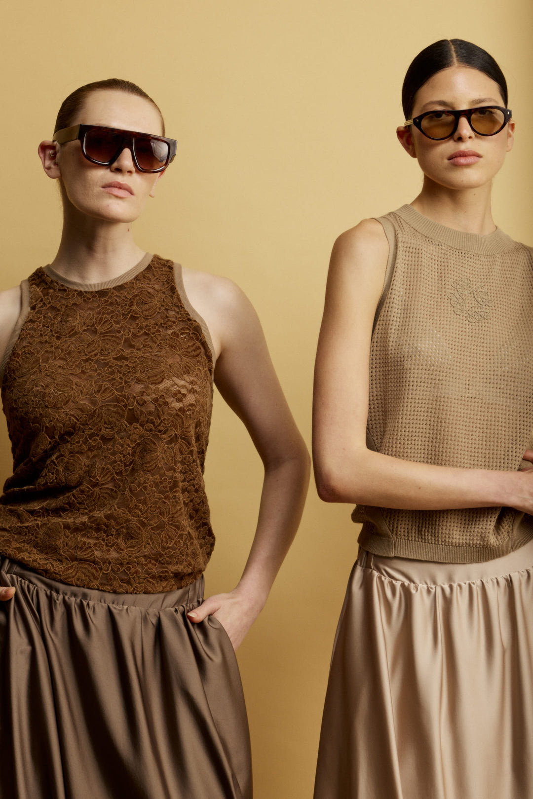 Lulu גופיה ברונזה עם מפתח עגול מבד המשלב תחרה וקטיפה משכית