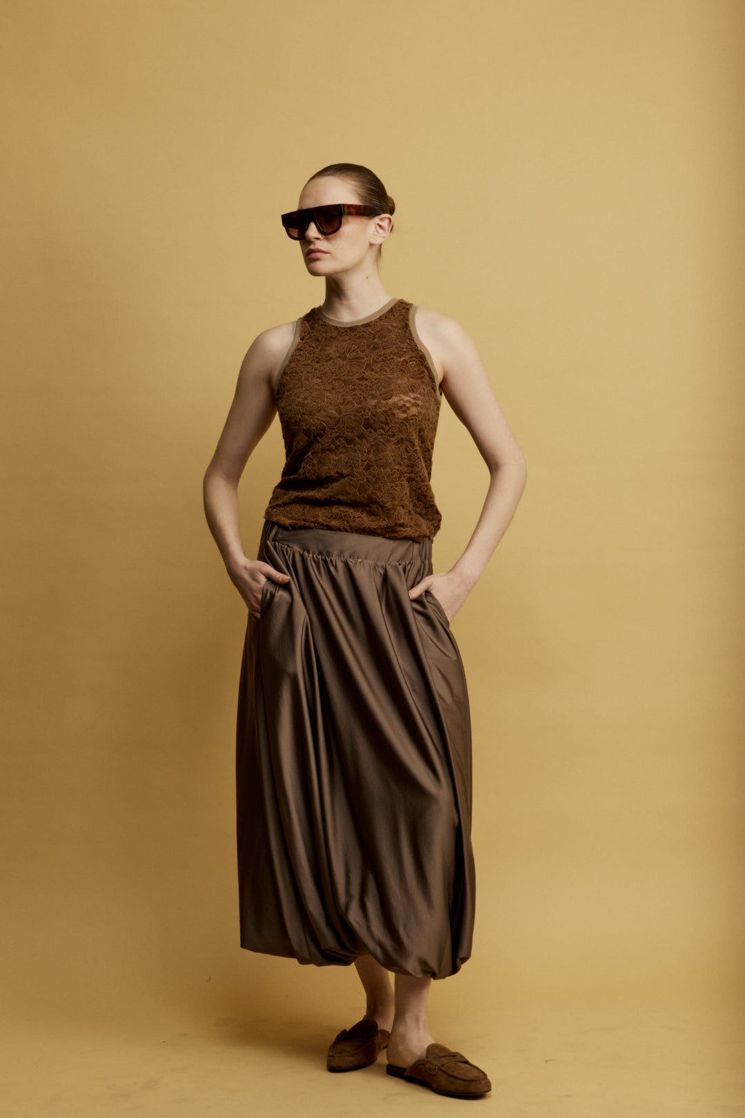 Alexis חצאית מידי חומה עם כיסים צדדייים ונפח המעניק תנועה מסאטן מייקרופייבר איכותי משכית