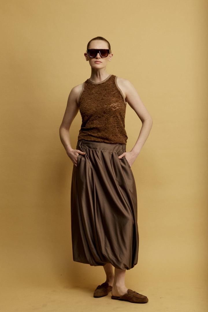 Lulu גופיה ברונזה עם מפתח עגול מבד המשלב תחרה וקטיפה משכית