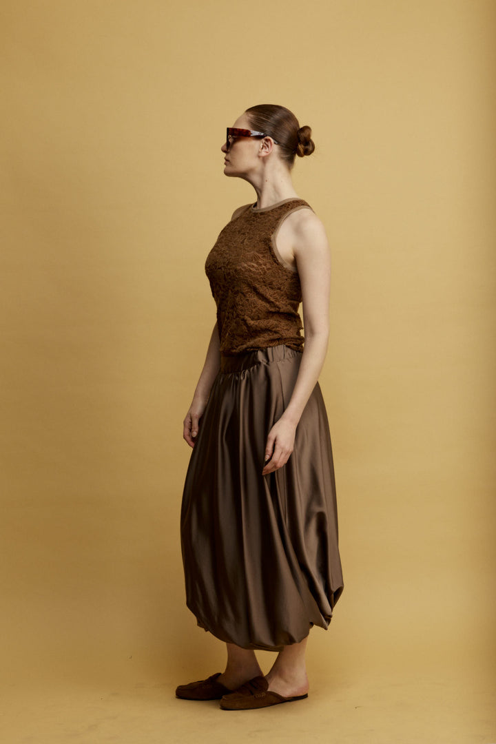 Alexis חצאית מידי חומה עם כיסים צדדייים ונפח המעניק תנועה מסאטן מייקרופייבר איכותי משכית