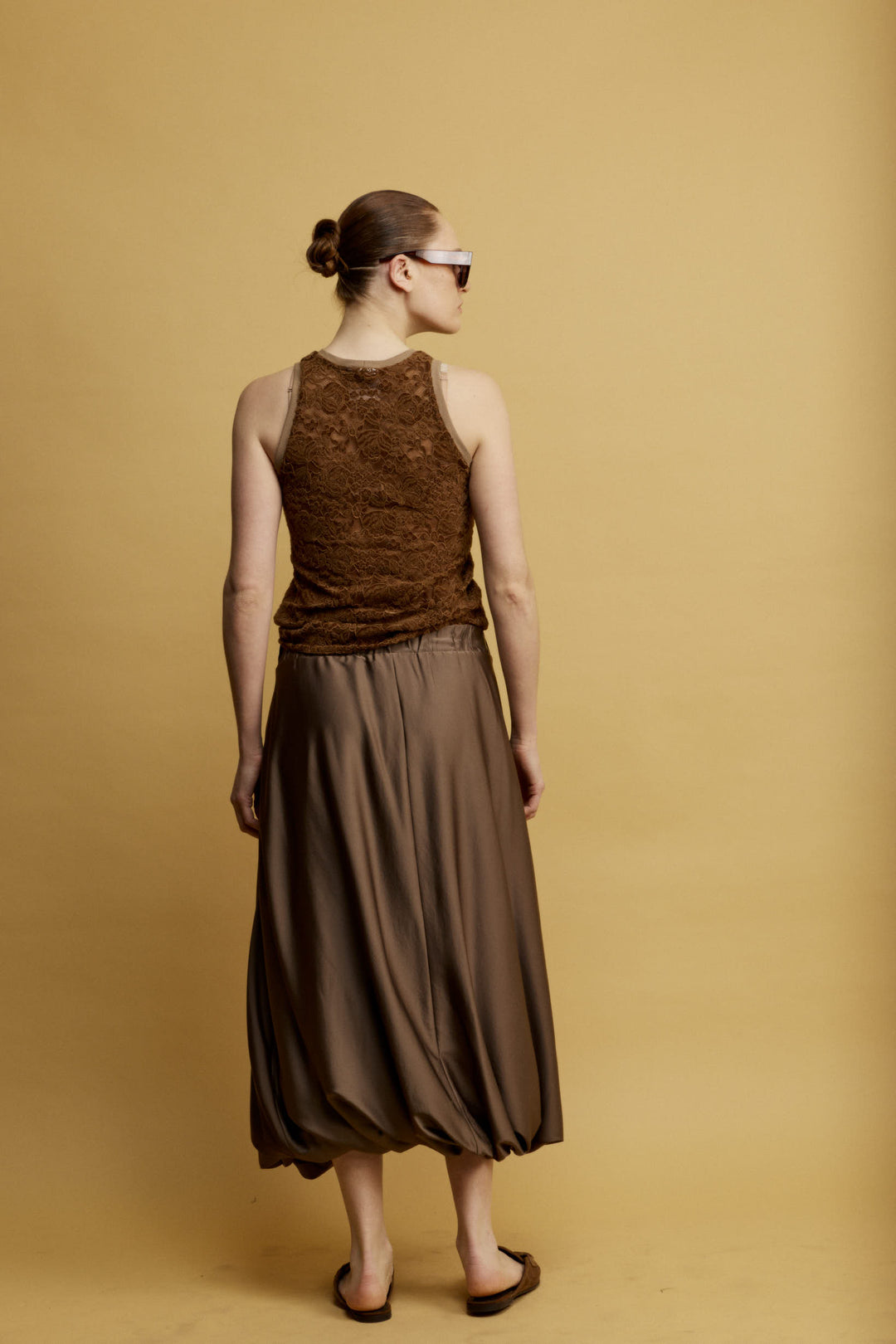 Alexis חצאית מידי חומה עם כיסים צדדייים ונפח המעניק תנועה מסאטן מייקרופייבר איכותי משכית