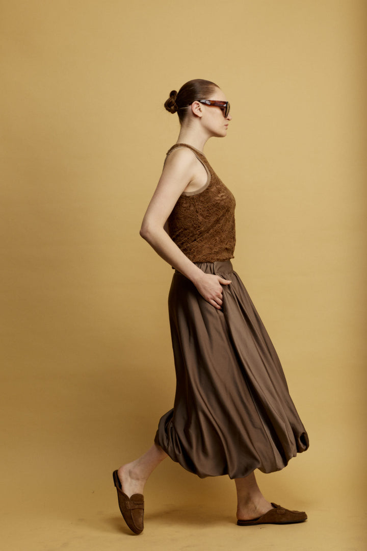 Alexis חצאית מידי חומה עם כיסים צדדייים ונפח המעניק תנועה מסאטן מייקרופייבר איכותי משכית